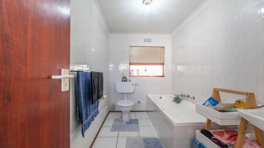 To Let 3 Bedroom Property for Rent in Edgemead Western Cape